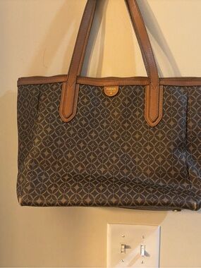 Fossil Brown Geometric Pattern Tote with Tan Leather Straps.  16 x 11